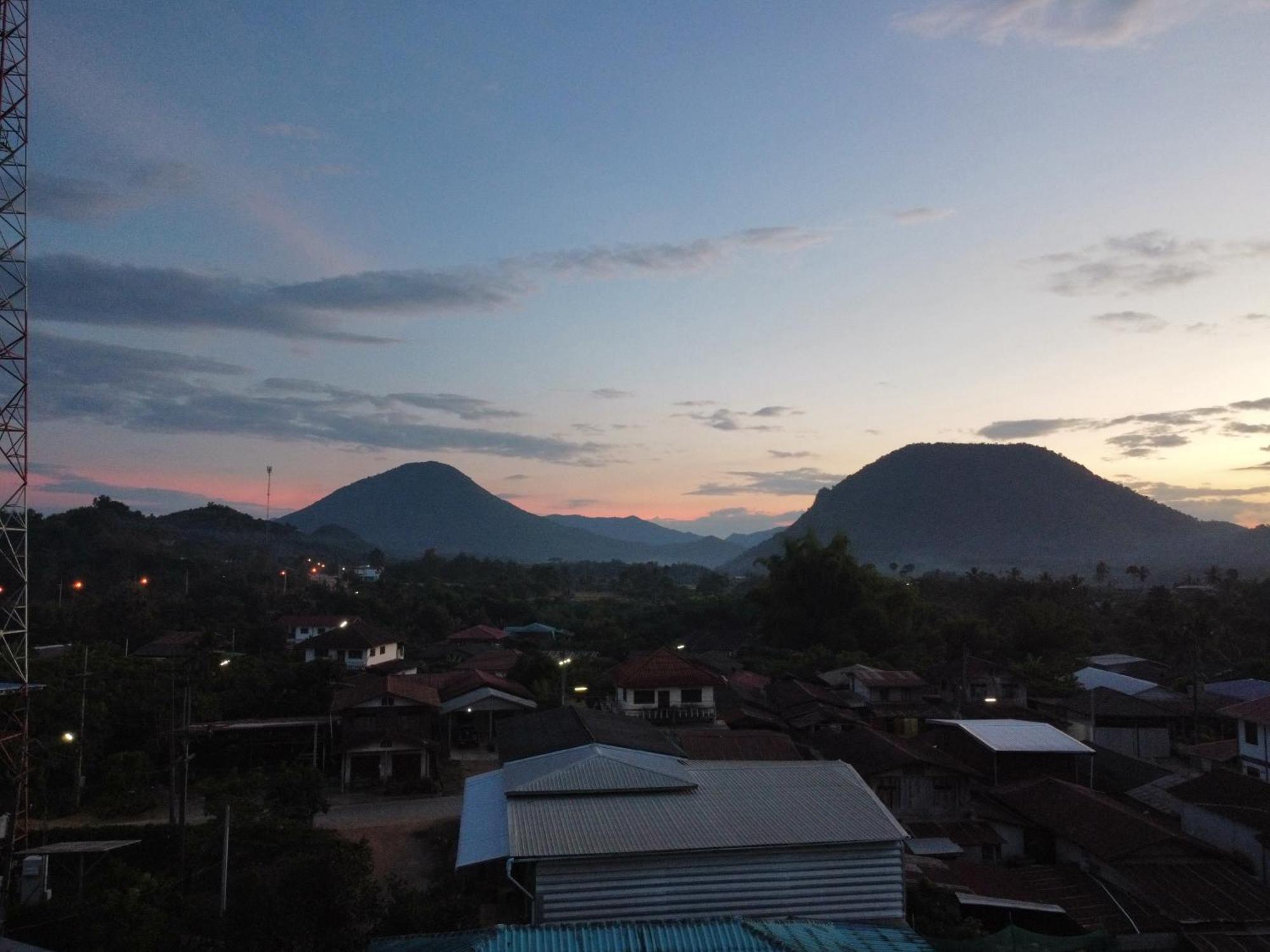Positive Energy Homestay And Guide In Chiangkhan チェンカーン エクステリア 写真